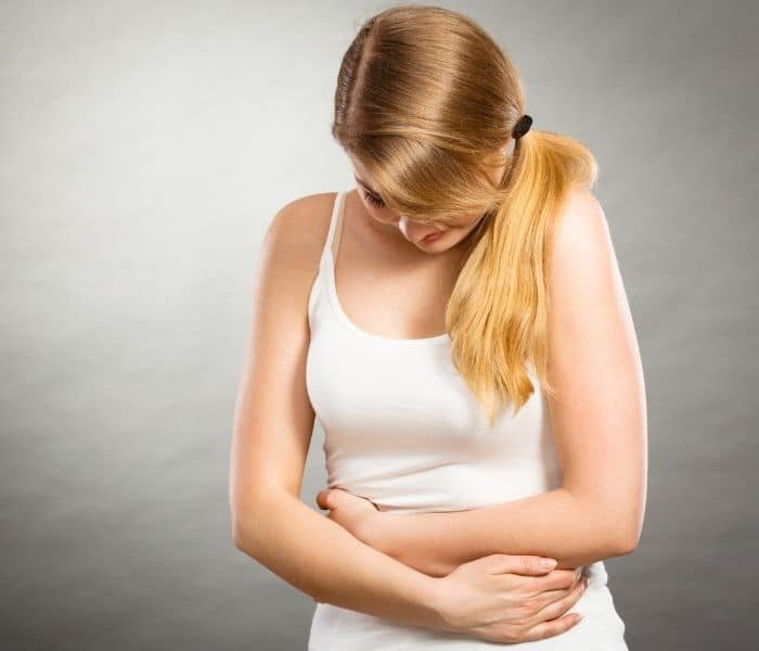 Viêm đường tiết niệu ở nữ có triệu chứng tiểu buốt, đau bụng; bệnh viêm đường tiết niệu là gì