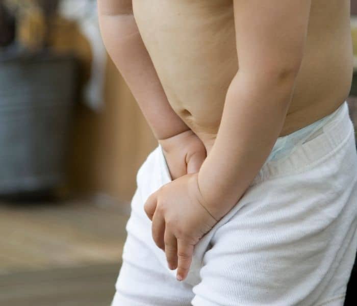 Triệu chứng điển hình khi viêm đường tiết niệu là tiểu đau buốt vùng kín, tiểu rắt, dấu hiệu viêm đường tiết niệu ở trẻ em
