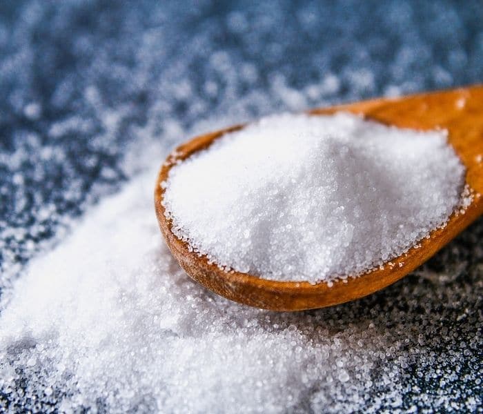 Tránh cho trẻ ăn nhiều muối vì muối làm tăng gánh nặng cho thận và nguy cơ mắc sỏi thận