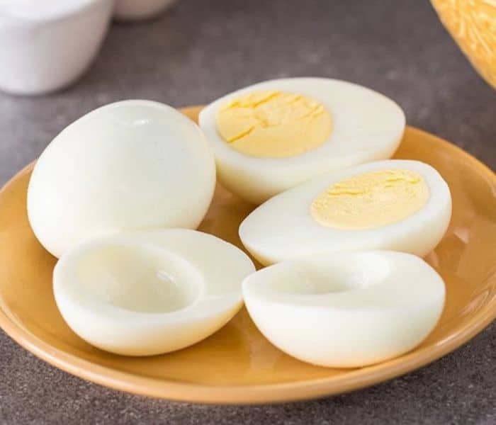 Lòng trắng trứng giàu protein mà lại chứa ít photpho nên rất tốt cho thận của trẻ