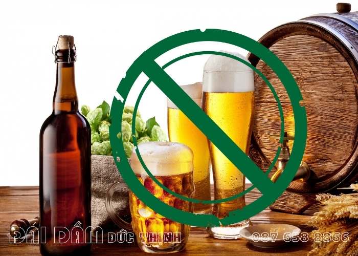 Hạn chế tối đa bia rượu, đồ uống có cồn tránh uống bia đi tiểu nhiều