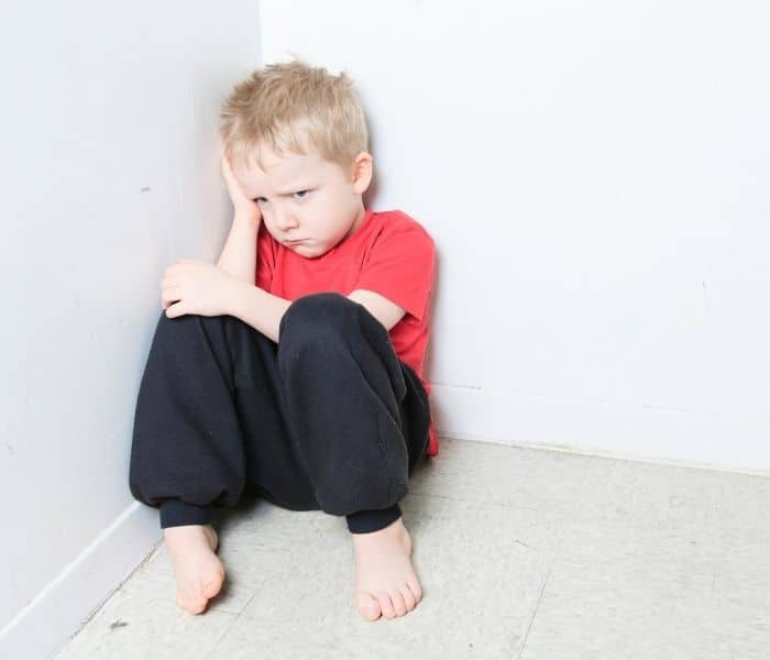 trẻ em đi tiểu bao nhiều lần một ngày; trẻ hay đi tiểu đêm; Tâm lý của trẻ bị ảnh hưởng, trẻ sống khép kín, ngại tiếp xúc và lâu dần có thể dẫn đến trầm cảm