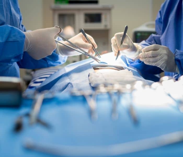 Phẫu thuật điều trị són tiểu được chỉ định khi dùng thuốc và các biện pháp tập luyện không có hiệu quả