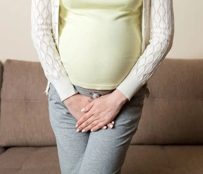 Áp lực của thai nhi lên bàng quang khiến bà bầu thường mắc tiểu