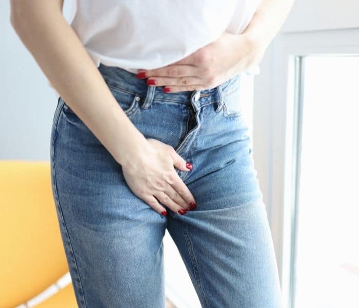 Căng tức bụng dưới buồn đi tiểu ở nữ; Luôn có cảm giác buồn tiểu, đau bụng dưới, căng bàng quang là triệu chứng của tiểu buốt tiểu rắt đau bụng dưới
