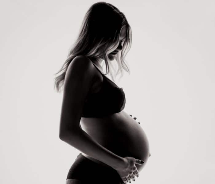 Bị rỉ nước tiểu khi mang thai và cả sau khi sinh là vấn đề mẹ bầu hay gặp