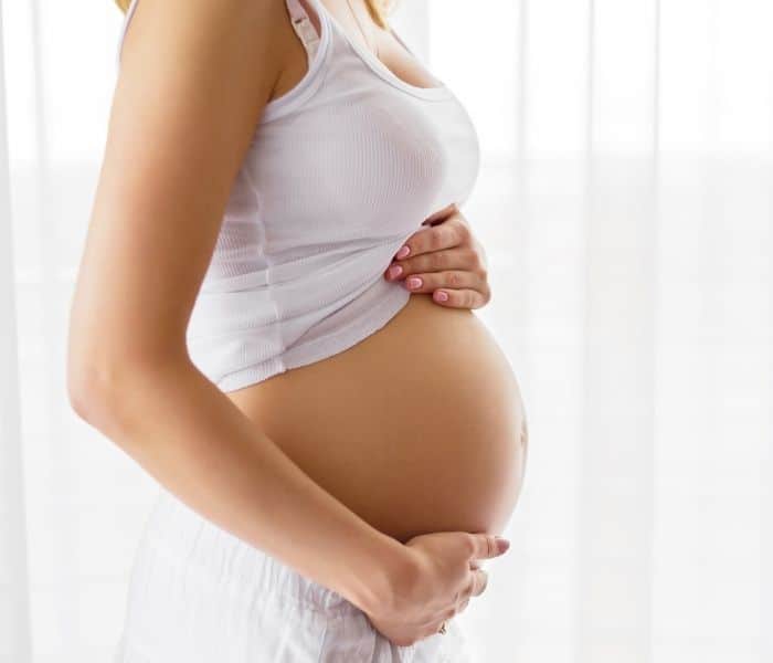 Quá trình mang thai và sinh con khiến cho các cơ sàn chậu và bàng quang suy yếu dễ dẫn tới tiểu són