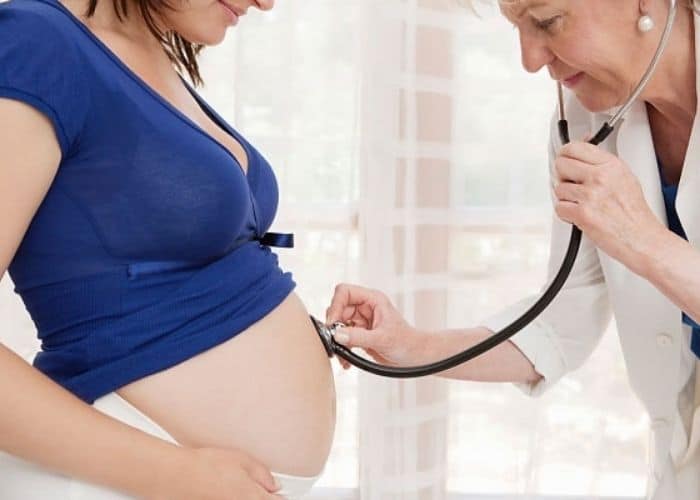 Khi thấy cơ thể có bất cứ điểm gì bất thường, mẹ cũng nên đi thăm khám để bảo vệ bé yêu phát triển khỏe mạnh; đi tiểu nhiều lần khi mang thai 3 tháng đầu thai kỳ