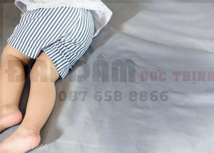 Khi bé ngủ quá sâu, có thể khiến trẻ gặp tình trạng đái dầm 
