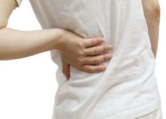 Tiểu ra máu có thể kèm theo đau lưng, đau bụng dưới