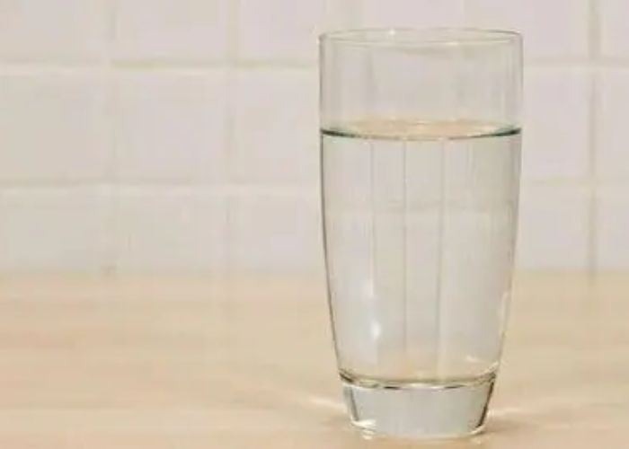 Uống đủ nước giúp cải thiện tình trạng tiểu ra mủ