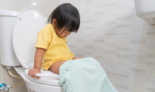 Tiểu ra máu ở trẻ em có nguy hiểm không?