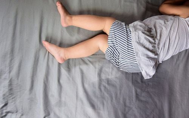 Trẻ đái dầm ban dêm nguyen nhân tu đâu